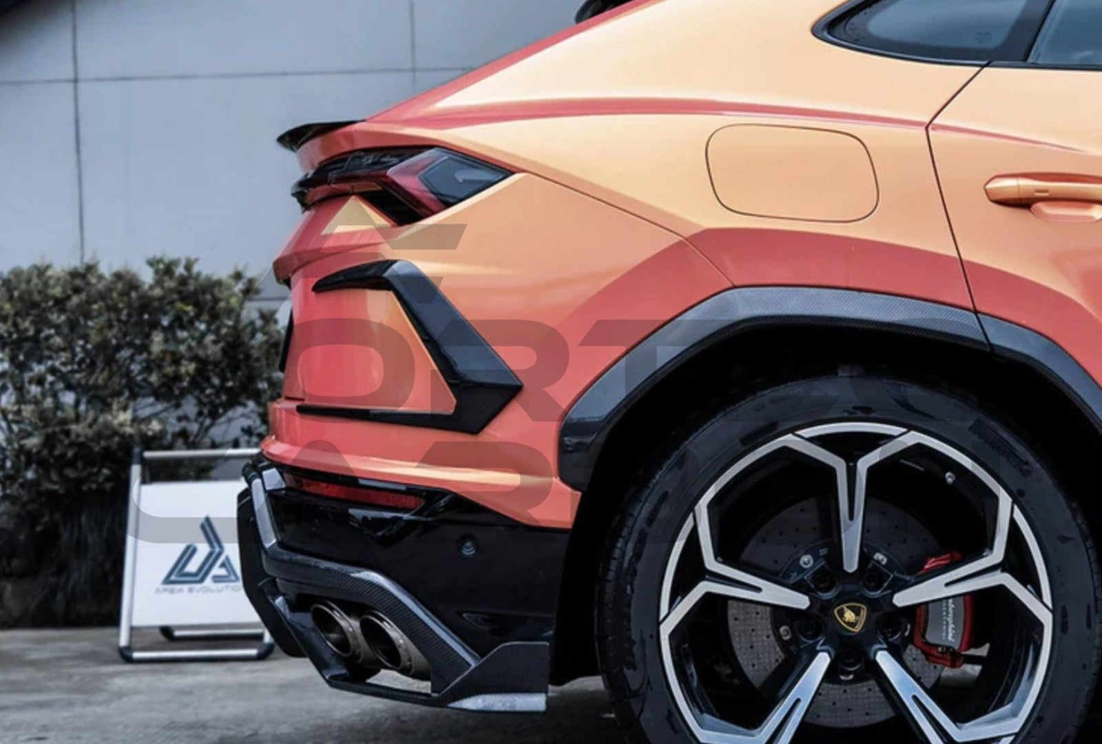 Carbon Fiber T Style Rear Diffuser Lamborghini Urus 1